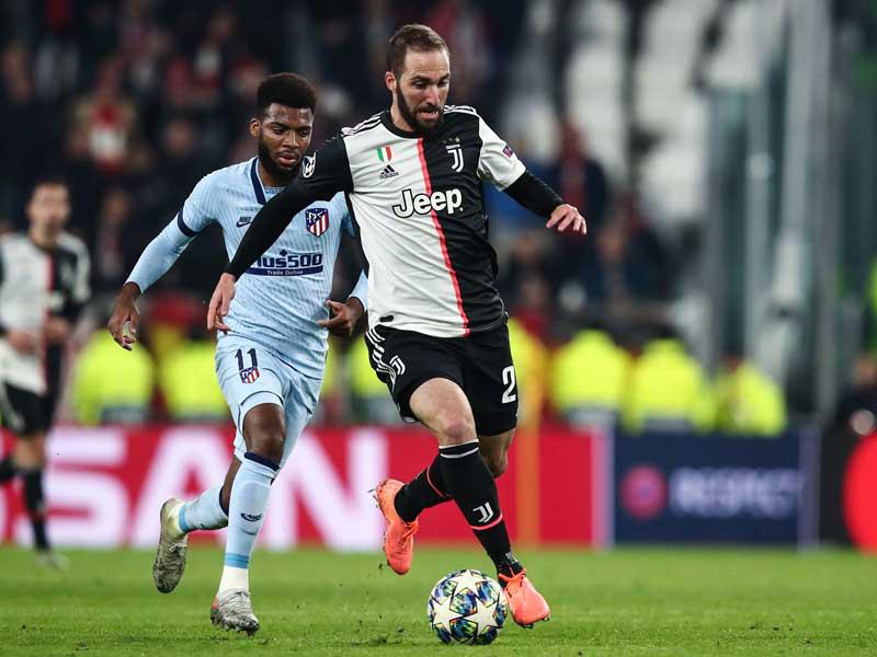 جانب من مباراة يوفنتوس الإيطالي لدوري أبطال أوروبا لكرة القدم و أتلتيكو مدريد الإسباني 