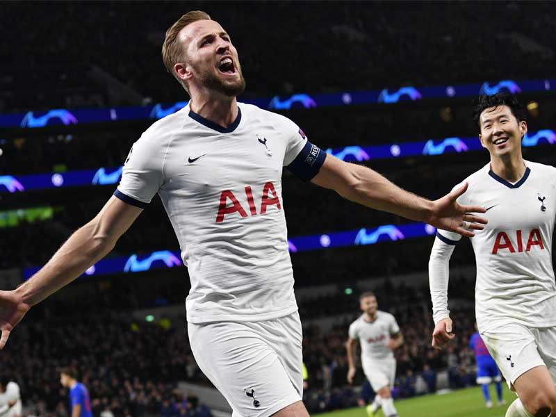 كين وسون يحتفلان بالهدف الرابع