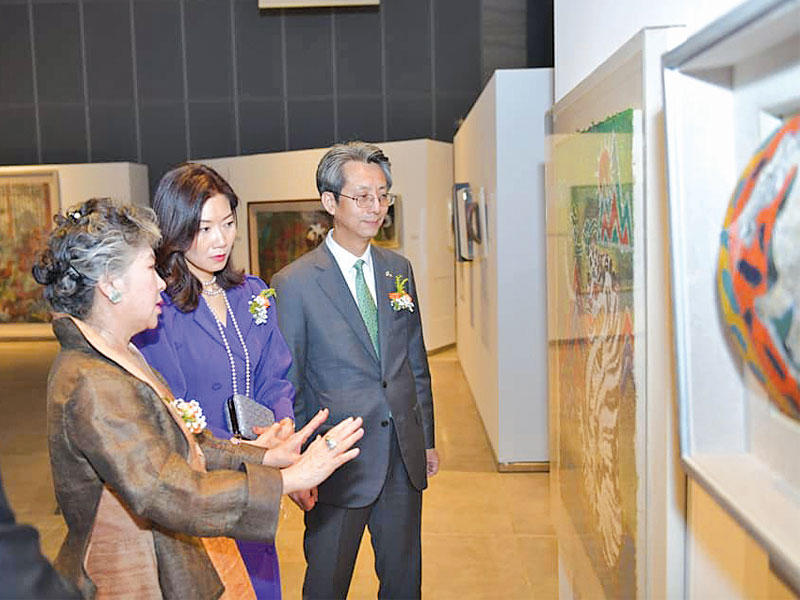 السفير الكوري يستمع لشرح الفنانة لي هيان 