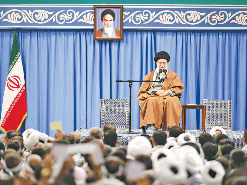 خامنئي ملتقياً وفداً من «الباسيج» (إي بي ايه)