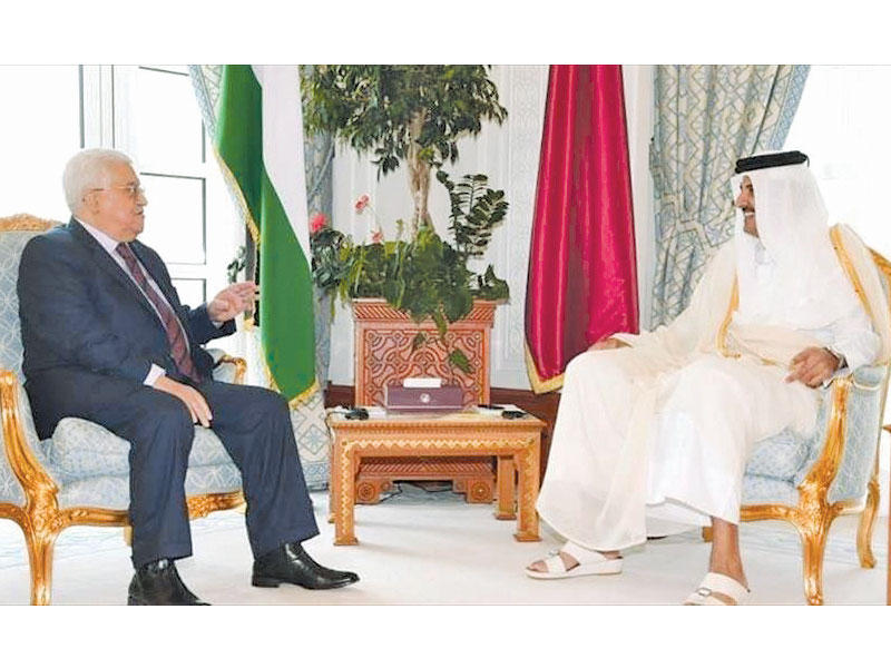 الرئيس الفلسطيني محمود عباس مع أمير قطر تميم بن حمد