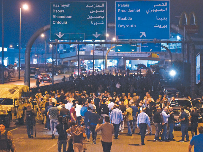 أنصار الرئيس ميشال عون يقطعون الطريق أمام متظاهرين حاولوا الوصول مساء أمس الأول إلى القصر الجمهوري في بعبدا (اي بي ايه)