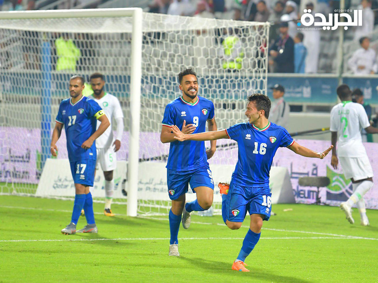 احتفالية اللاعب مبارك الفنيني بعد تسجيله الهدف الثالث