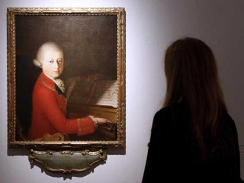امرأة تقف أمام لوحة موتسارت 