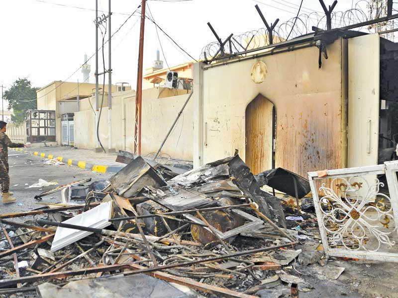 الدمار الذي لحق بالقنصلية الإيرانية في النجف بعد إحراقها  (أ ف ب)