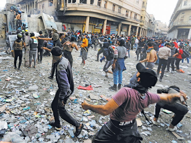 مواجهات بين المتظاهرين والأمن في بغداد أمس (رويترز)