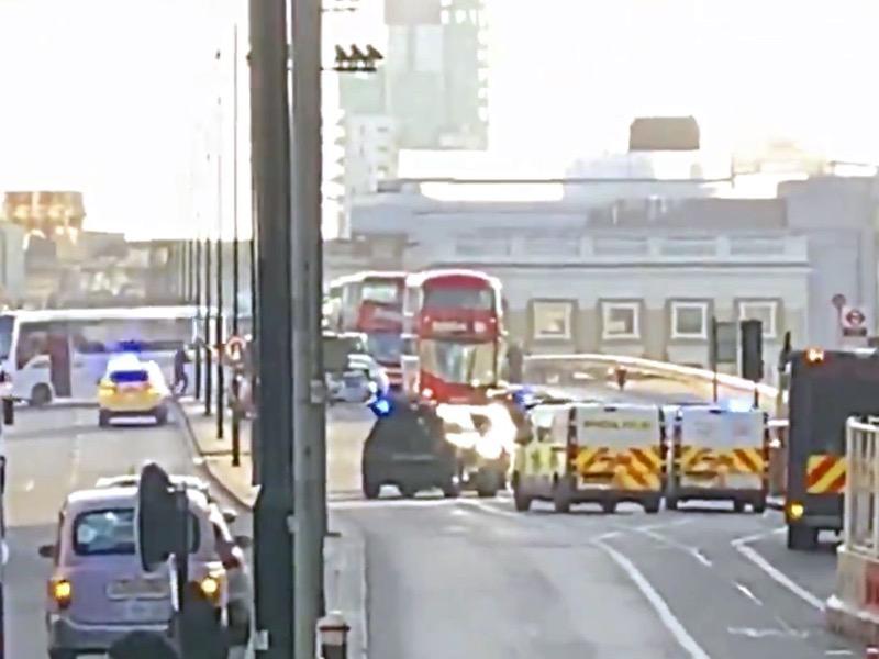 الشرطة البريطانية تغلق جسر لندن