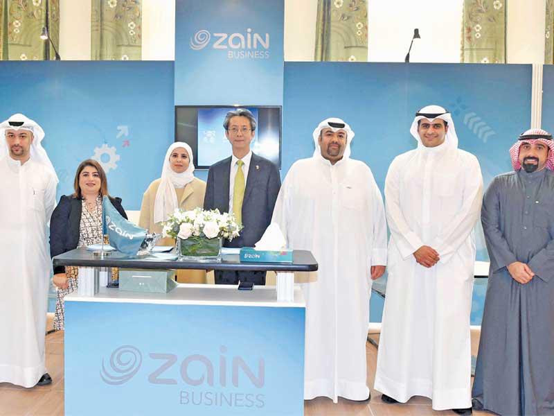 المرزوق والسفير هونغ يونغ كي مع مسؤولي «زين» في جناح الشركةn