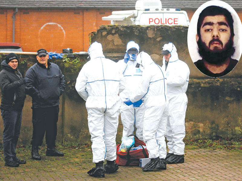 فريق من الأدلة الجنائية يستعد لالتقاط الأدلة في موقع الطعن على جسر لندن أمس (رويترز)  -  و في الاطار منفّذ الهجوم عثمان خان       (أ ف ب)