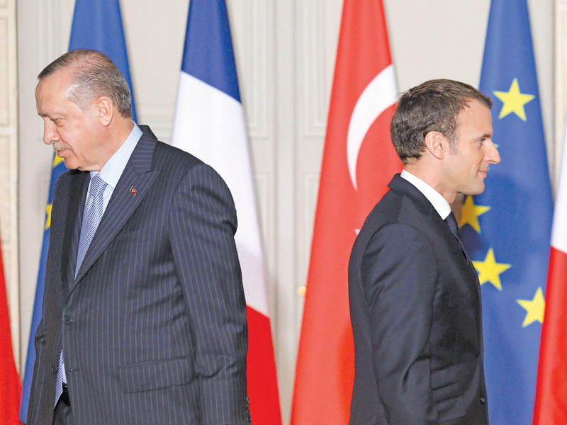 صورة تجمع ماكرون وإردوغان في قصر الإيليزيه بباريس العام الماضي (أ ف ب)