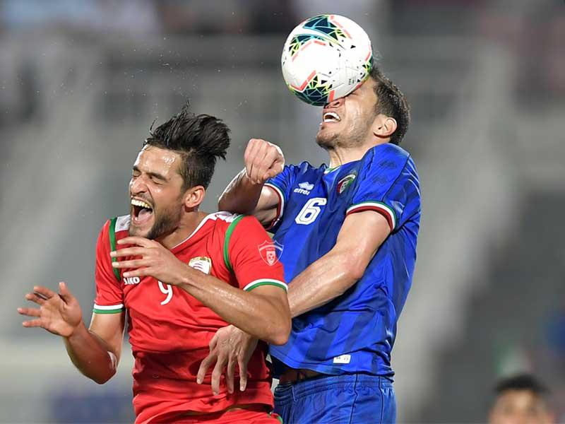 جانب من مباراة المنتخب الكويتي الأول لكرة القدم و نظيره المنتخب العماني