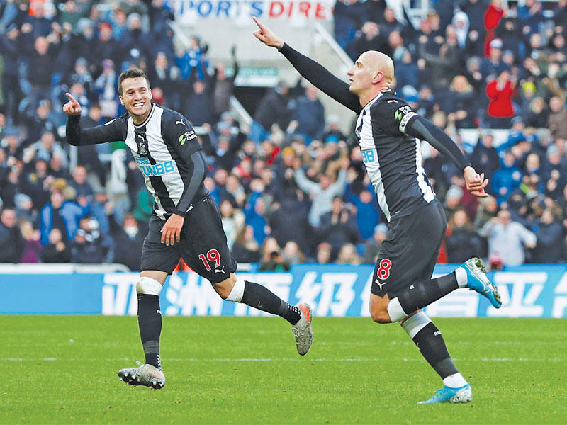 شيلفي يحتفل بهدفه في مرمى السيتي