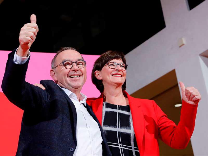 يحتفل الزعيمان المشاركان حديثًا للحزب الاشتراكي الديمقراطي الألماني ساسكيا إسكن ونوربيرت وولتر بورجانز