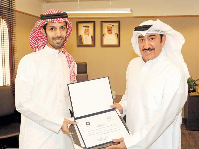 العلي يكرم فهد العتيبي