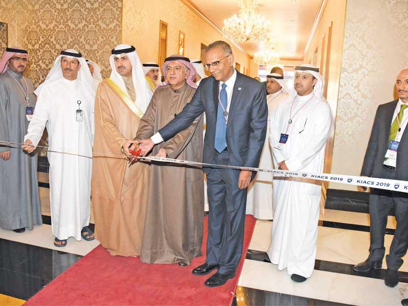 هاشم ونمر الصباح يفتتحان المعرض المصاحب للمؤتمر 