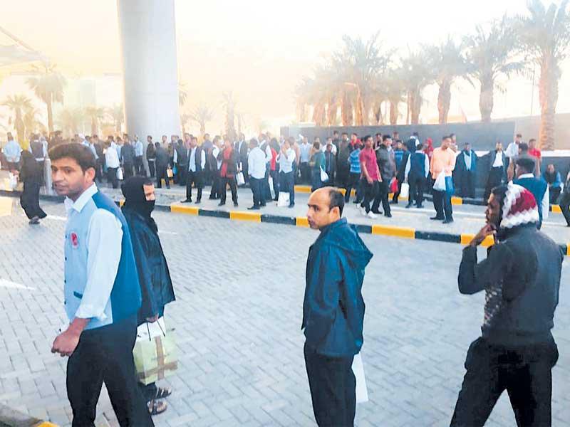 عمال النظافة خلال إضرابهم أمام وزارة التربية أمس