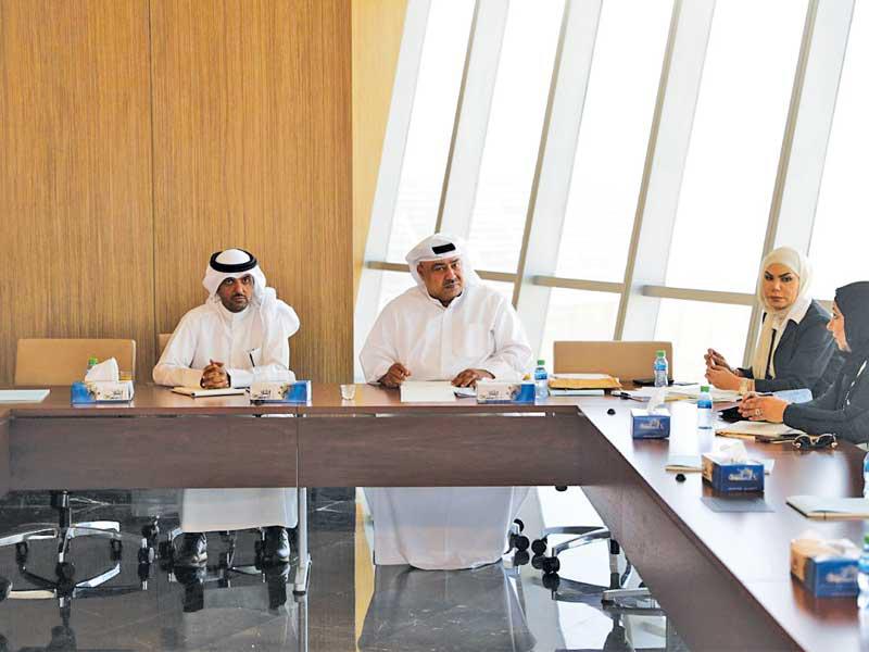 السلطان مترئساً الاجتماع أمس