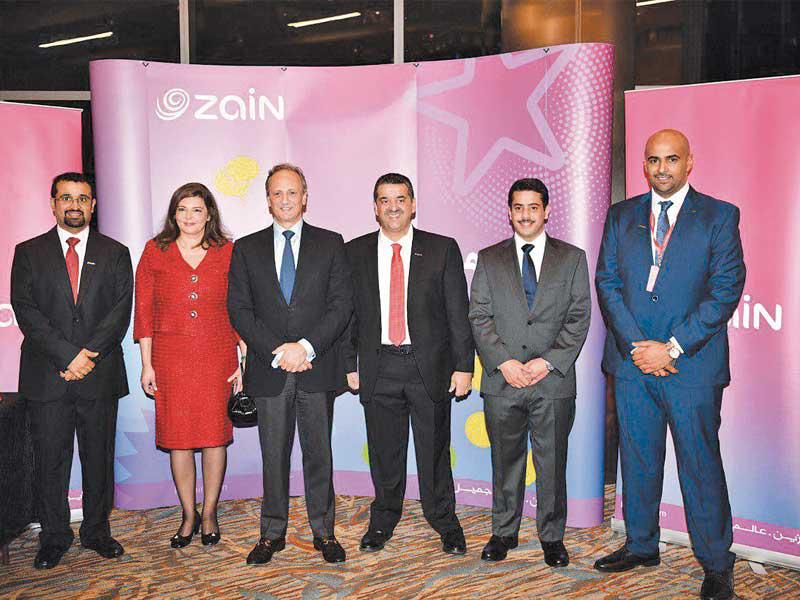 السفير الشيخ سالم الصباح يتوسط الخشتي ومسؤولي «زين» في جناح الشركة