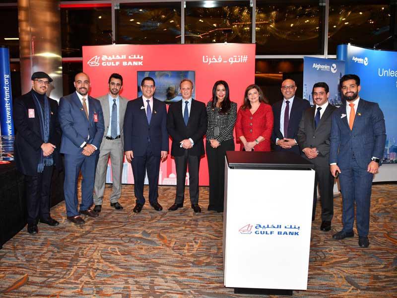 لقطة جماعية تجمع الشيخ سالم الجابر ومحمد القطان وعدداً من موظفي البنك