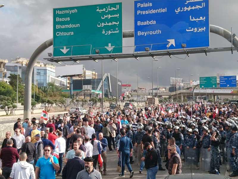 متظاهرون مؤيدون لعون على طريق القصر الجمهوري