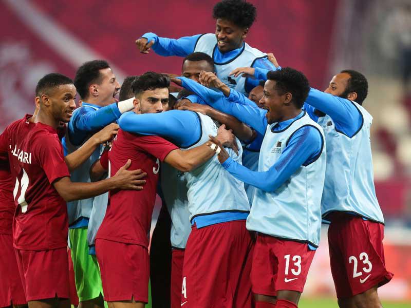 لاعبو منتخب قطر يحتفلون