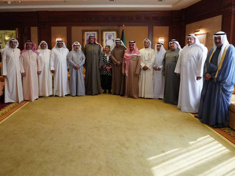 الخالد متوسطاً وزير الإعلام ورؤساء التحرير والمدير العام لـ«كونا» ورئيسة جمعية الصحافيين أمس