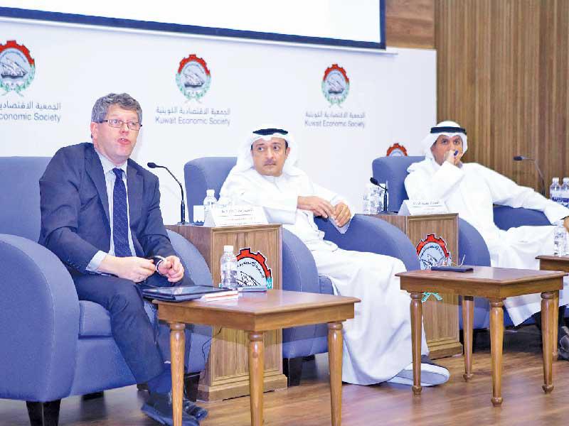 أرك متحدثاً في الندوة