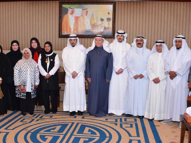 بوشهري متوسطاً المكرمين