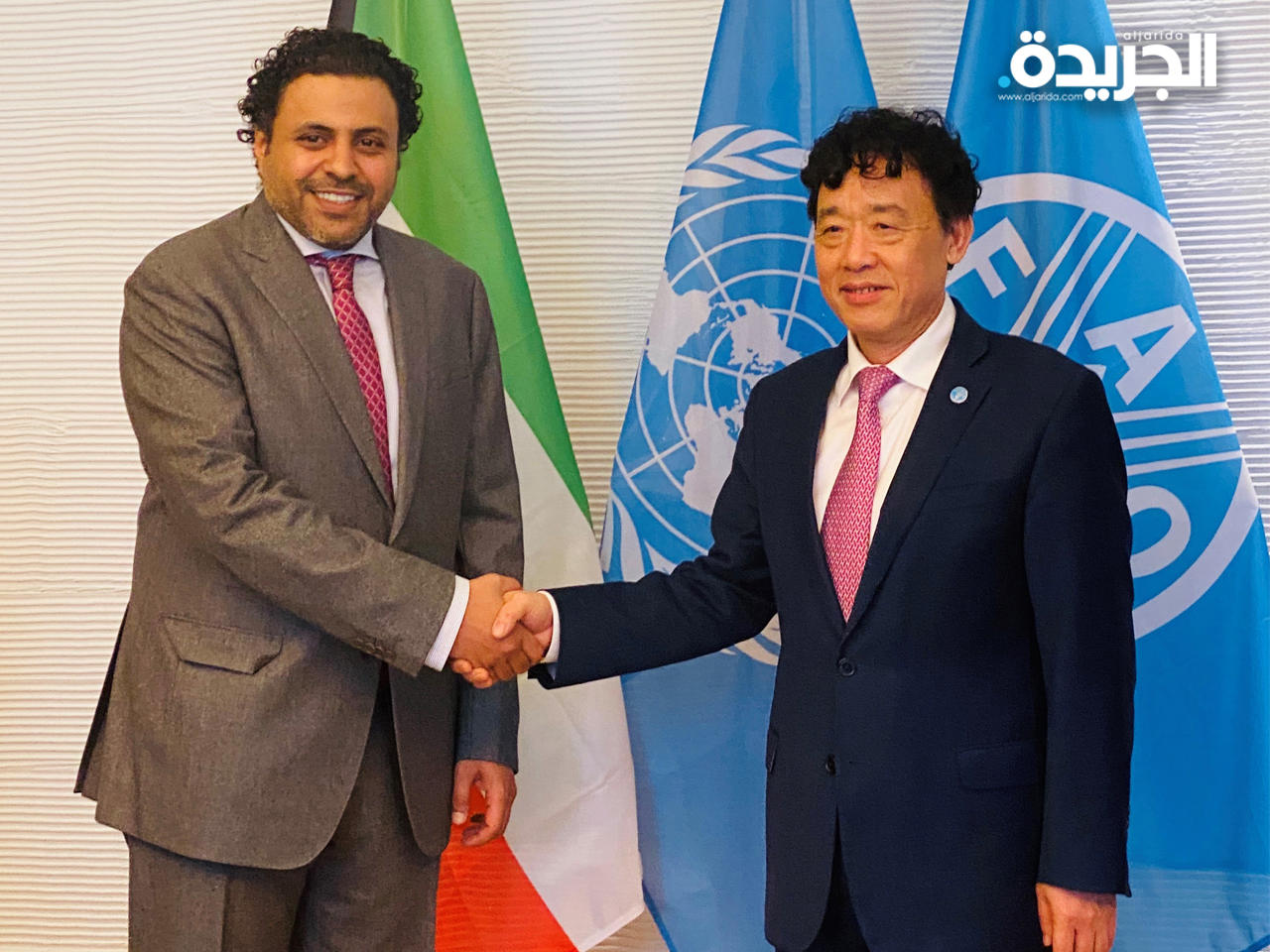 وزير الاعلام مع مدير عام (فاو) اثناء توقيع الاتفاقية