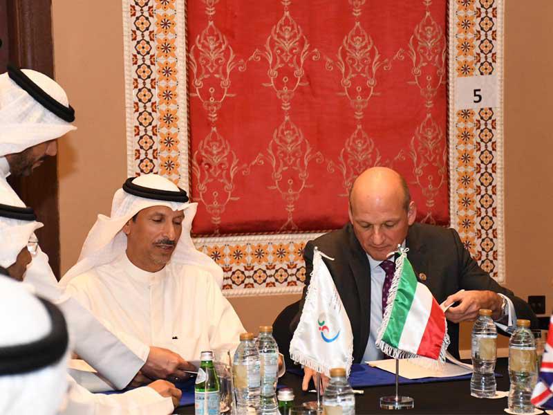 جانب من توقيع العقد