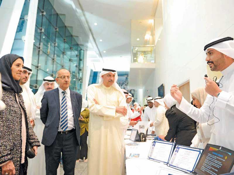 عايدة السالم خلال جولتها في المعرض