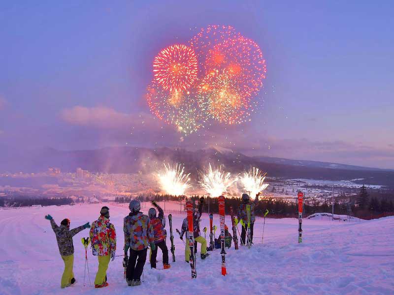 متزلّجون يشاهدون ألعاباً نارية خلال تدشين مشروع سامجيون أمس الأول (أ ف ب)