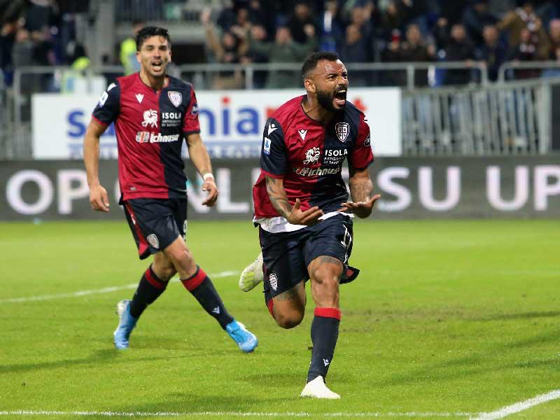 فرحة لاعبي كالياري بهدف الفوز