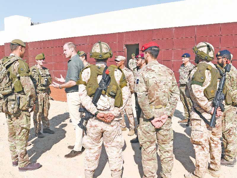 الأمير ويليام خلال زيارته معسكر سالم العلي أمسn