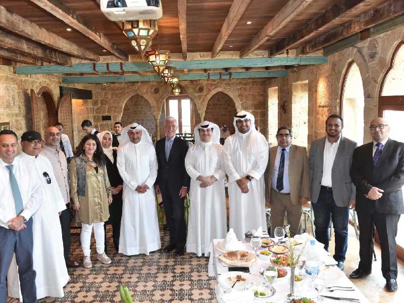 السفير الألماني متوسطاً الإعلاميين