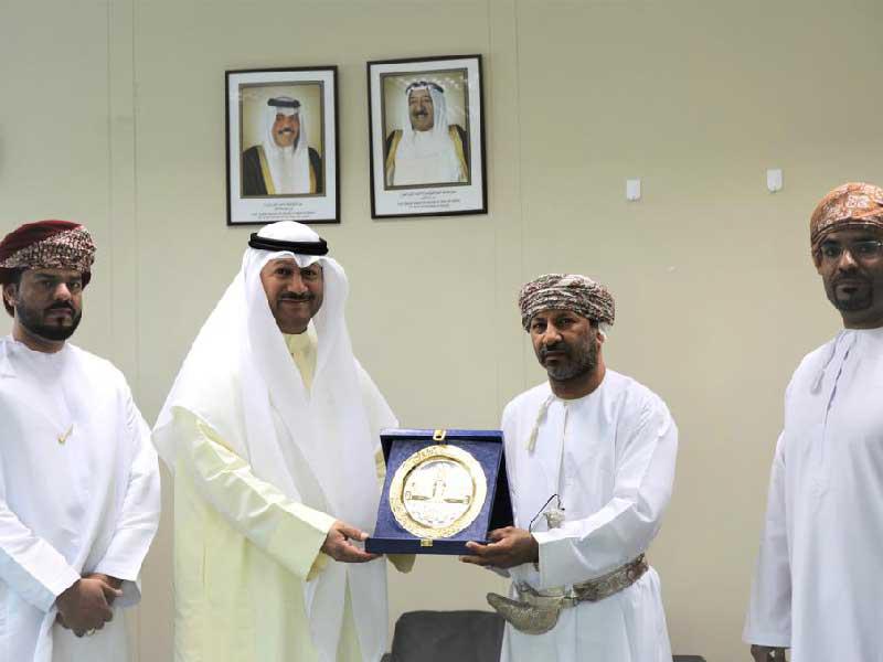 هاشم القلاف خلال استقباله الوفد الزائر                         