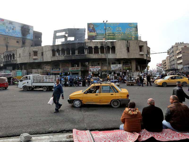 عراقيون بساحة الخلاني وسط بغداد أمس (أ ف ب)