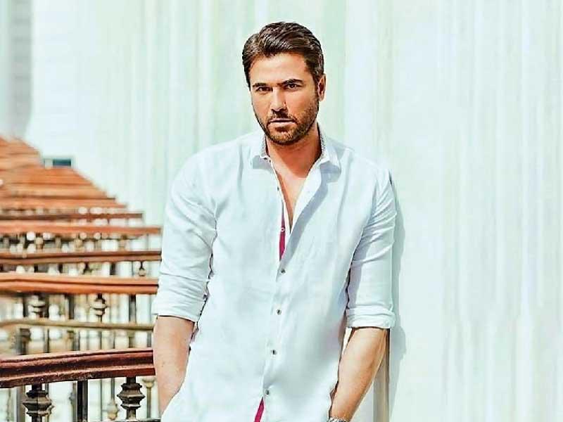 النجم أحمد عز