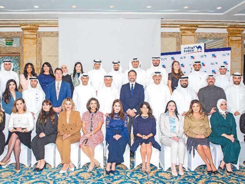 الإدارة التنفيذية في لقطة جماعية مع متدربي البرنامج
