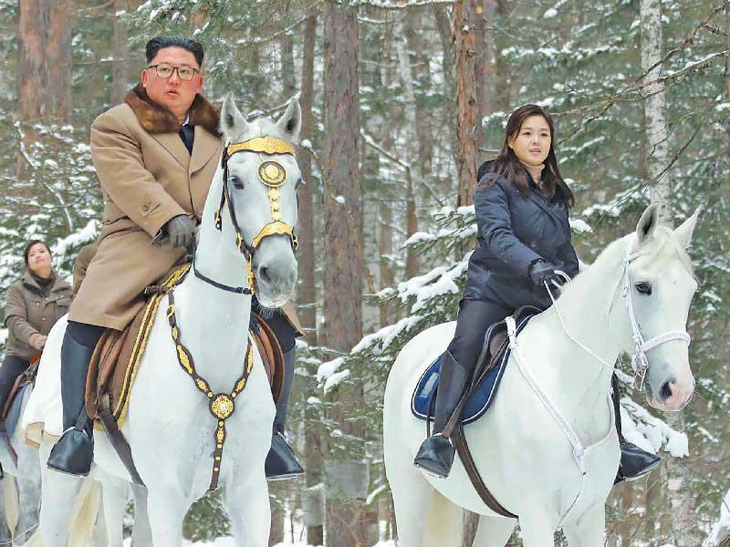 كيم جونغ أون وزوجته في جولة على الأحصنة أمس الأول (أ ف ب)
