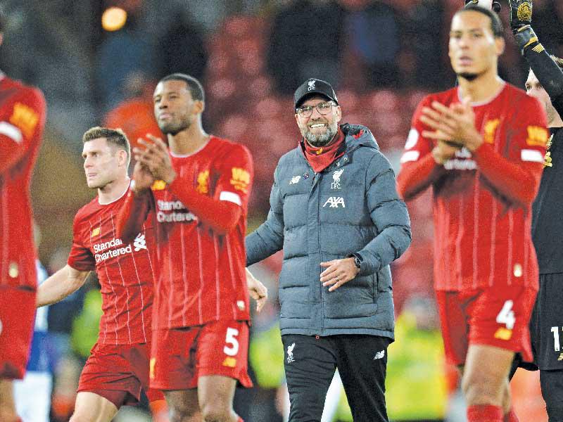 كلوب يحتفل بالفوز مع لاعبي ليفربول