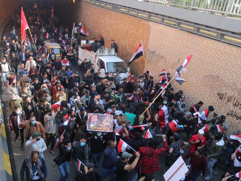 محتجون وسط بغداد أمس (رويترز)