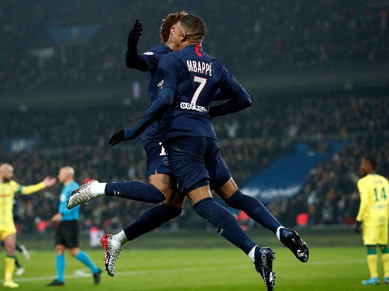 مبابي ونيمار يحتفلان بالهدف الأول