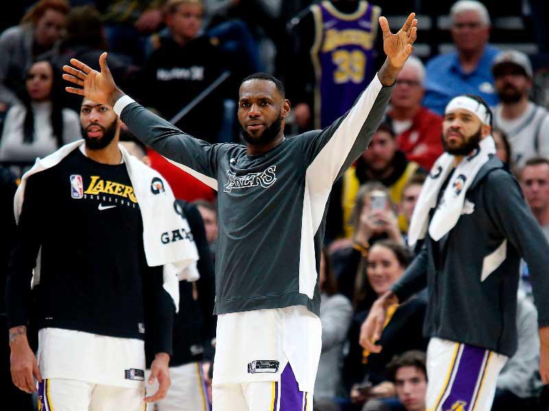 احتفال لاعبي ليكرز بالهدف