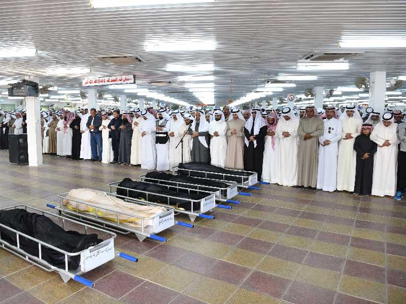 الغانم يتقدم المشيعين        (تصوير عوض التعمري)