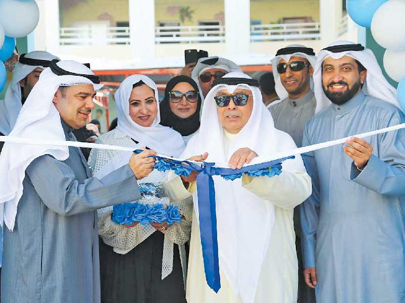 المقصيد أثناء افتتاحه ملعب مدرسة خالد النصرالله بالفروانية