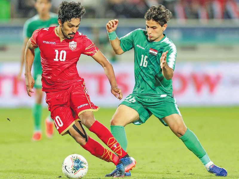  العراقي مهند علي يسيطر على الكرة 