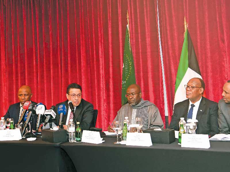 إمباكي والسفير المصري يتوسطان سفراء إفريقيا