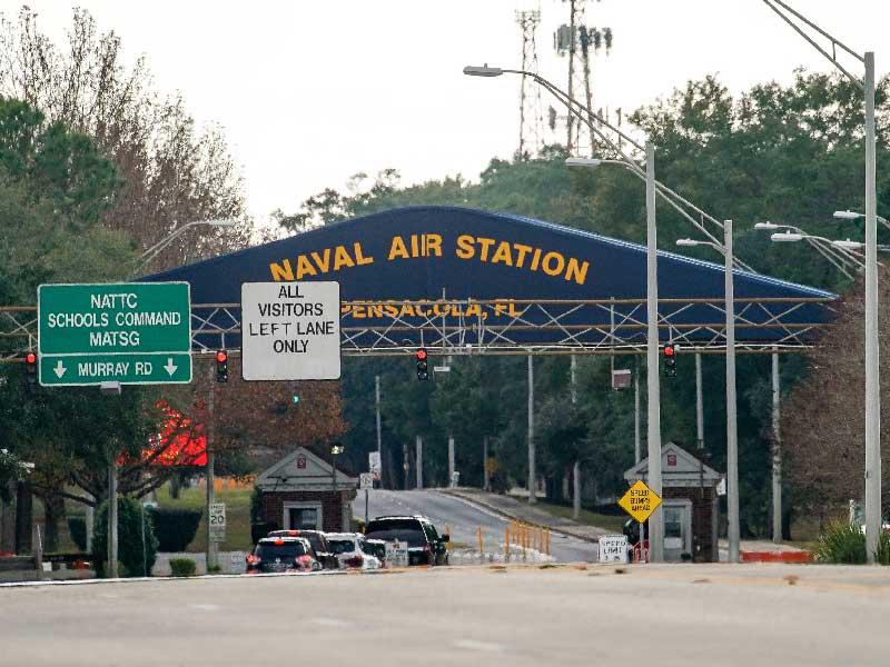 مدخل قاعدة بنساكولا الجوية التابعة لسلاح البحرية بفلوريدا...  (أ ف ب)