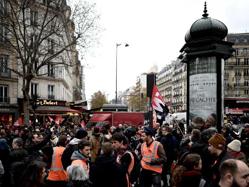 يتظاهر النقابيون الفرنسيون في باريس